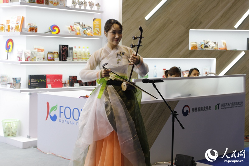 한국 식품 전시부스에서 한국 문예 공연을 선보인다. [11월 7일 촬영/사진 출처: 인민망]