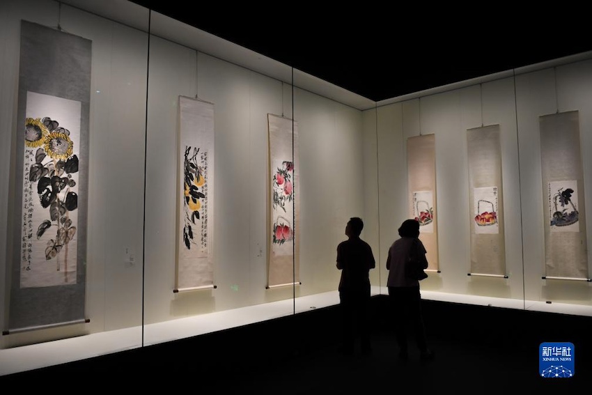 11월 6일 관람객이 선전미술관(신관)에서 ‘베이징화원 소장 치바이스(齊白石) 작품전’ 작품을 감상한다. 