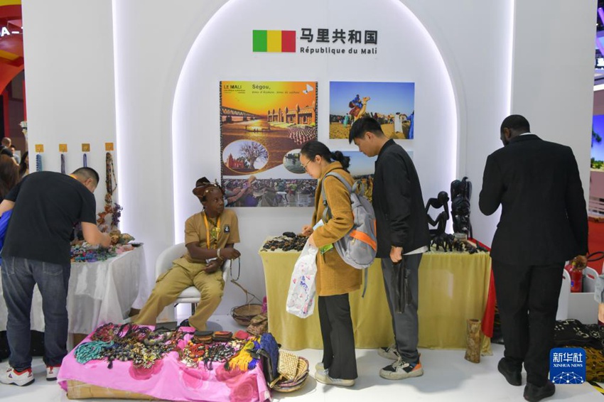 관람객들이 말리공화국 국가전시관에서 전통 수공예품을 살펴본다. [11월 8일 촬영/사진 출처: 신화사]