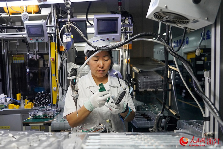 11월 8일 리수이 경제기술개발구의 한 자동차 부품공장에서 직원들이 바쁘게 작업 중이다.