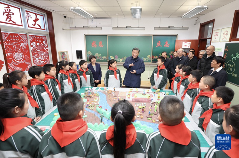 10일 오전, 시진핑 주석이 베이징시 먼터우거우구 먀오펑산(妙峰山)민족학교를 찾아 교사 및 학생들과 환담을 나누고 있다.