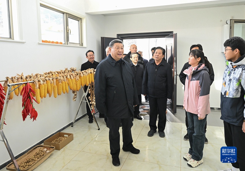 10일 오전, 베이징시 먼터우거우구 먀오펑산진 수이위쭈이(水峪嘴) 마을을 찾은 시 주석이 한 마을 주민의 집에서 주택 피해와 보수, 겨울철 난방 등의 상황을 점검하고 있다.
