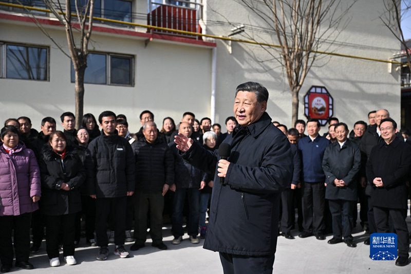 10일 오전, 베이징시 먼터우거우구 먀오펑산진 수이위쭈이 마을을 찾은 시 주석이 현지 주민들과 이야기를 나누고 있다.