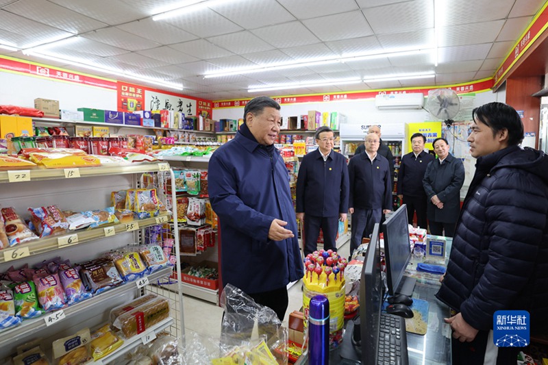 10일 오후, 시 주석이 허베이성 줘저우시 솽타가도의 한 주거단지 앞에 있는 슈퍼마켓을 방문해 영업 재개 상황을 점검하고 있다.