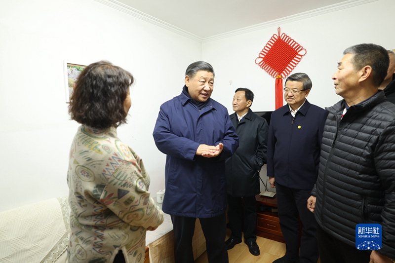 10일 오후, 허베이성 줘저우시 솽타가도의 한 주거단지를 찾은 시 주석이 한 주민의 집에서 환담을 나누고 있다.