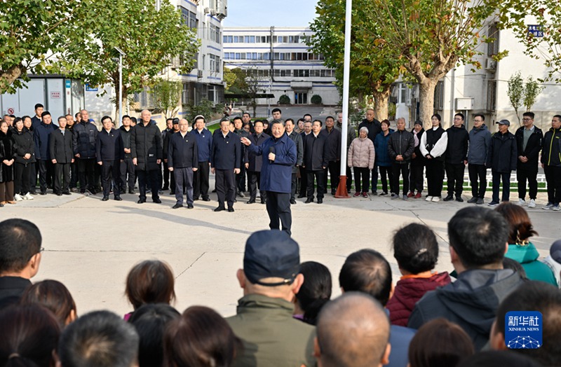 10일 오후, 시 주석이 허베이성 줘저우시 솽타가도의 한 주거단지를 시찰하며 주민들과 이야기를 나누고 있다.