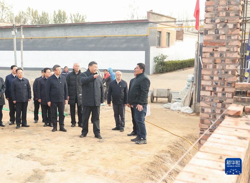 10일 오후, 시 주석이 허베이성 줘저우시 댜오워(刁窩)진 완취안좡(萬全莊)촌에서 주택 재건 시공 현장을 둘러보고 있다.