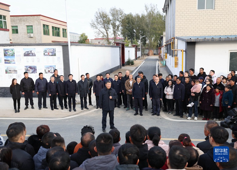 10일 오후, 시 주석이 허베이성 줘저우시 댜오워진 완취안좡촌을 시찰하며 마을 주민들과 환담을 나누고 있다.