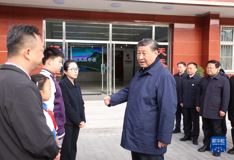 10일 오전, 베이징시 먼터우거우구 먀오펑산민족학교를 찾은 시 주석이 공무 수행 중 사망한 열사 가족들을 위로하고 있다. 