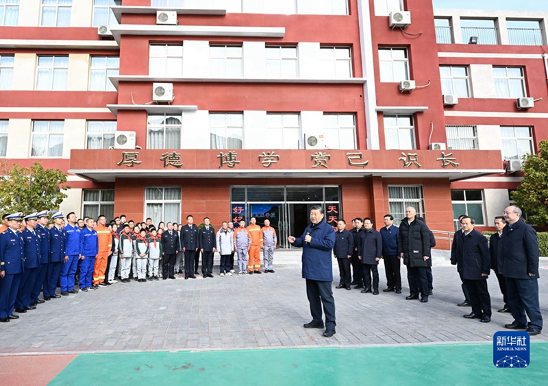 10일 오전, 베이징시 먼터우거우구 먀오펑산민족학교를 방문한 시 주석이 공무 수행 중 사망한 열사 가족 및 홍수 방지∙구호 작업에 참여한 기층 당원 간부와 군중, 소방∙응급구조대 대원, 국유기업 직원, 자원봉사자 대표 등을 위로하고 있다.