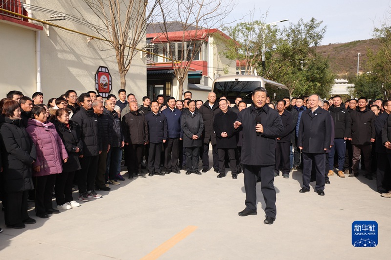 10일 오전, 베이징시 먼터우거우구 먀오펑산진 수이위쭈이 마을을 찾은 시 주석이 현지 주민들과 이야기를 나누고 있다.