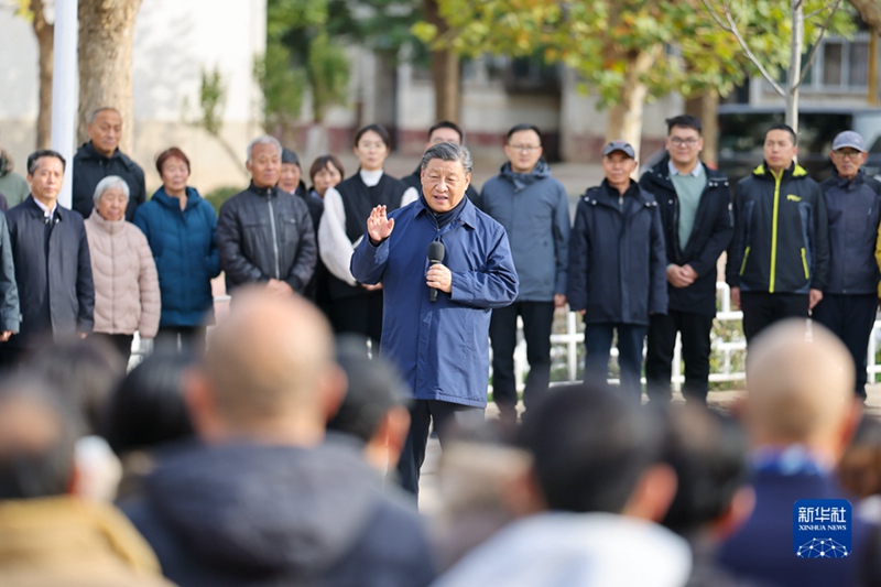 10일 오후, 시 주석이 허베이성 줘저우시 솽타가도의 한 주거단지를 시찰하며 주민들과 이야기를 나누고 있다.