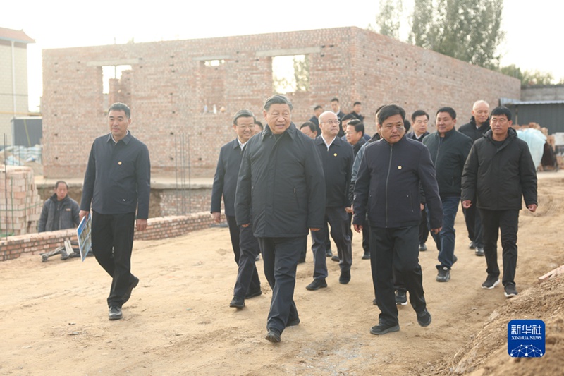 10일 오후, 시 주석이 허베이성 줘저우시 댜오워진 완취안좡촌에서 주택 재건 시공 현장을 둘러보고 있다.