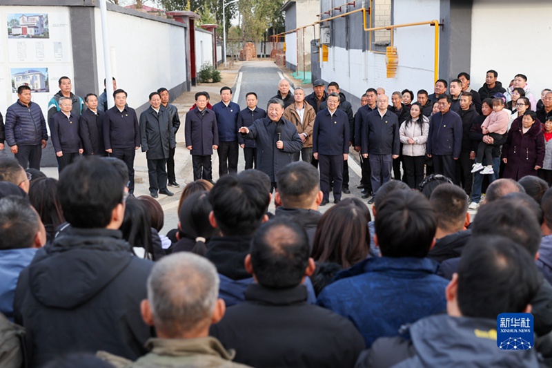 10일 오후, 시 주석이 허베이성 줘저우시 댜오워진 완취안좡촌을 시찰하며 마을 주민들과 환담을 나누고 있다.
