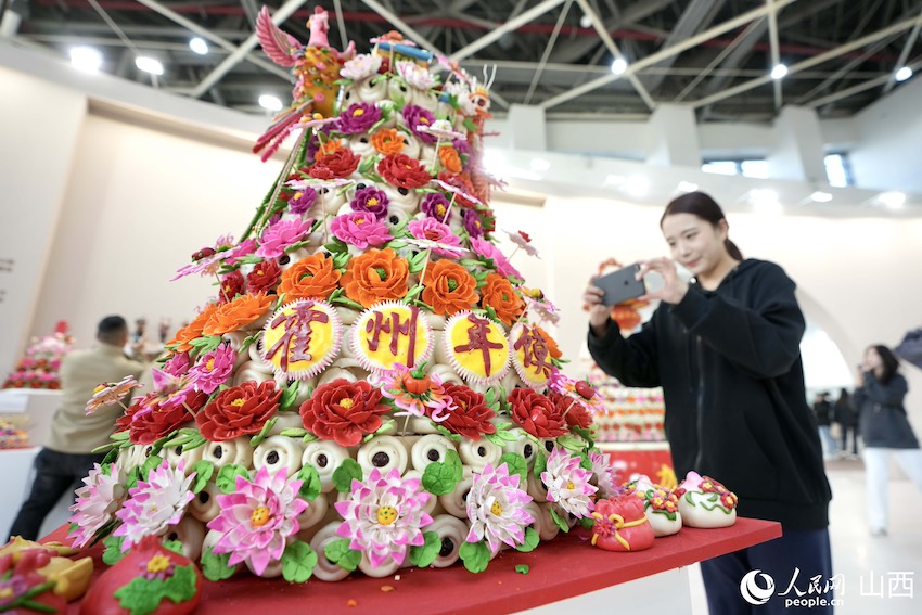 산시(山西) 몐쑤 작품 ‘훠저우녠모’(霍州年饃)를 카메라에 담는 관람객