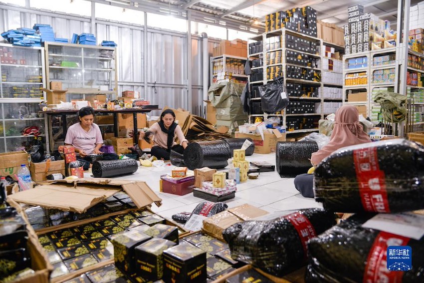 인도네시아 자카르타 ‘아름다운 진주상점’ 점원들이 ‘솽스이’ 쇼핑데이 기간 온라인 주문 제품을 포장한다. [11월 10일 촬영/사진 출처: 신화사]