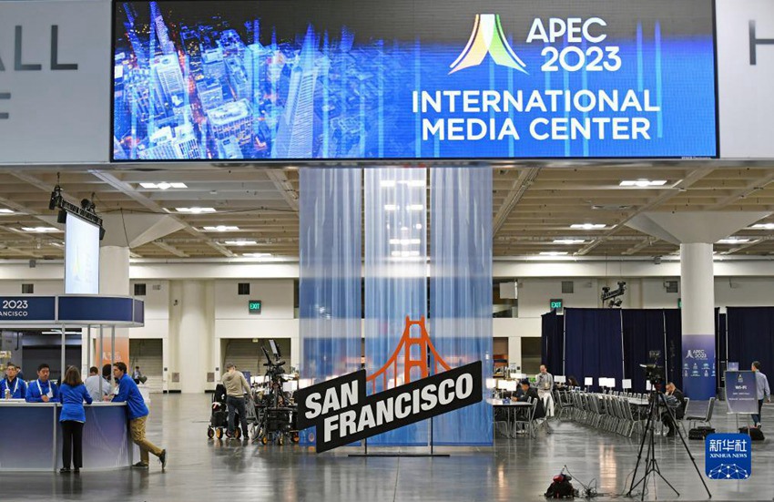 언론사 기자와 직원들이 미국 샌프란시스코에 있는 2023년 APEC 회의 국제미디어센터에서 일하고 있다. [11월 12일 촬영/사진 출처: 신화사]