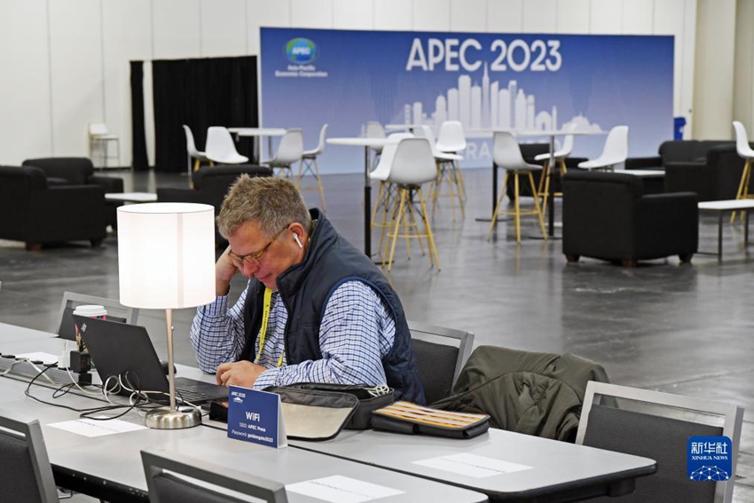 한 기자가 2023년 APEC 회의 국제미디어센터에서 일하고 있다. [11월 12일 촬영/사진 출처: 신화사]