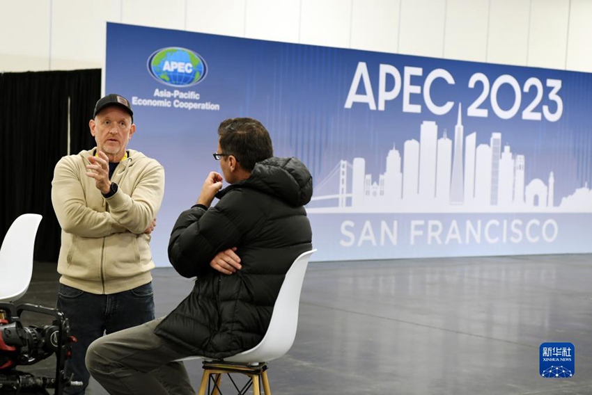 기자들이 2023년 APEC 회의 국제미디어센터에서 교류하고 있다. [11월 12일 촬영/사진 출처: 신화사]