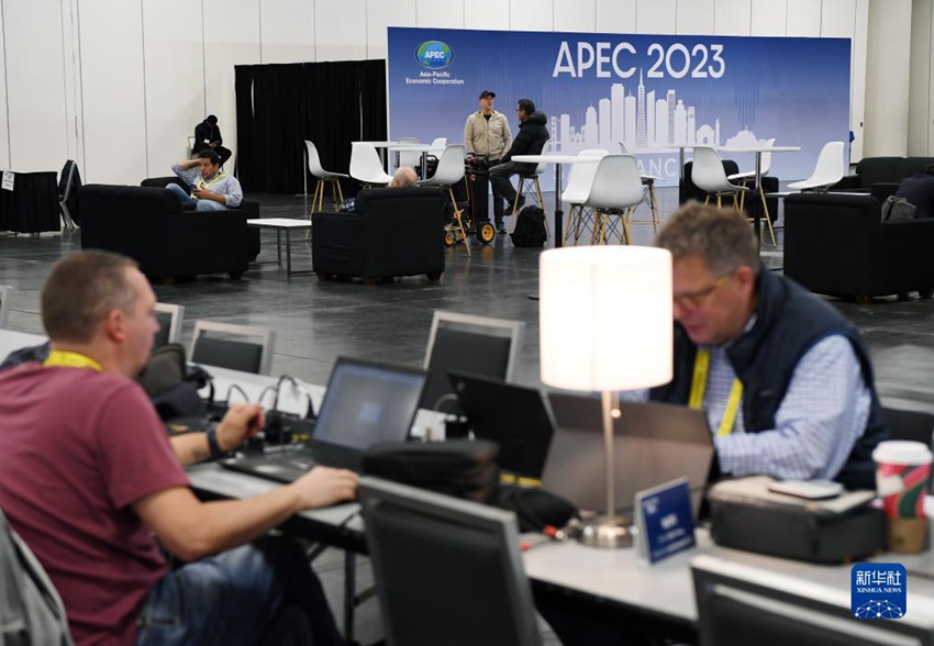 기자들이 2023년 APEC 회의 국제미디어센터에서 일하고 있다. [11월 12일 촬영/사진 출처: 신화사]
