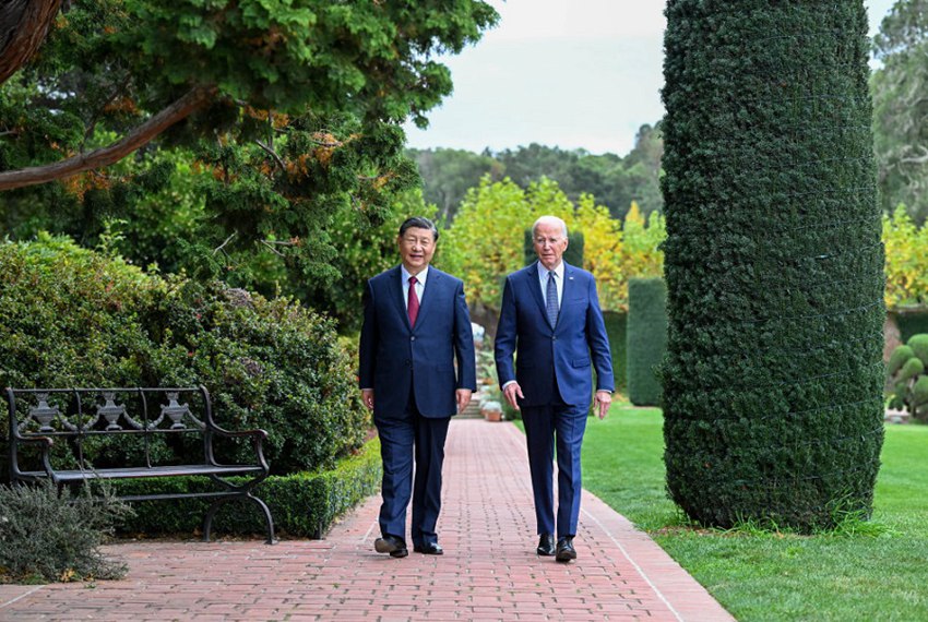 회담 후, 시 주석이 바이든 대통령의 요청으로 함께 파일롤리 에스테이트를 산책하고 있다.
