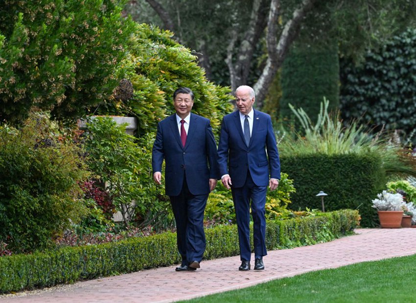 회담 후, 시 주석이 바이든 대통령의 요청으로 함께 파일롤리 에스테이트를 산책하고 있다.