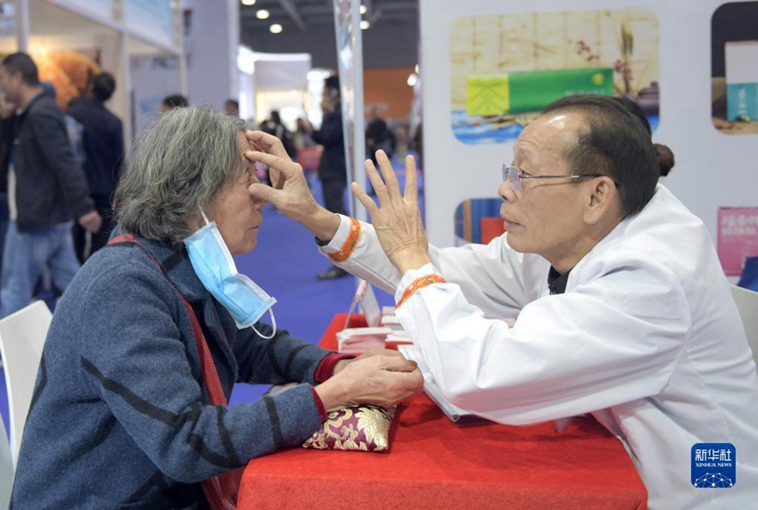 박람회에서 한 의사가 노인에게 눈 검사를 하고 있다. [11월 17일 촬영/사진 출처: 신화사]