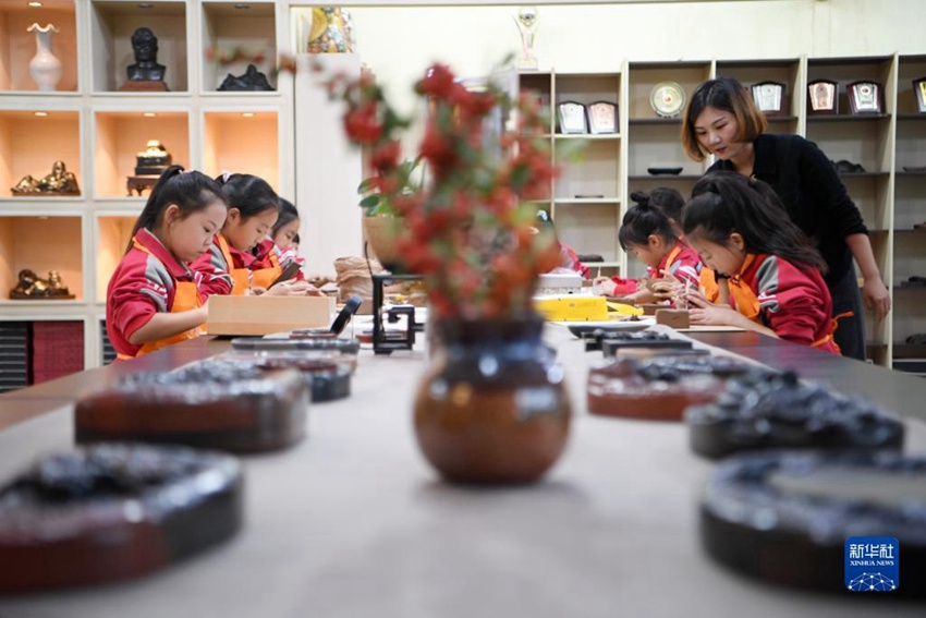 유샤오샤오 씨가 초등학생들에게 징니연 만드는 기술을 가르친다. [10월 7일 촬영/사진 출처: 신화사]