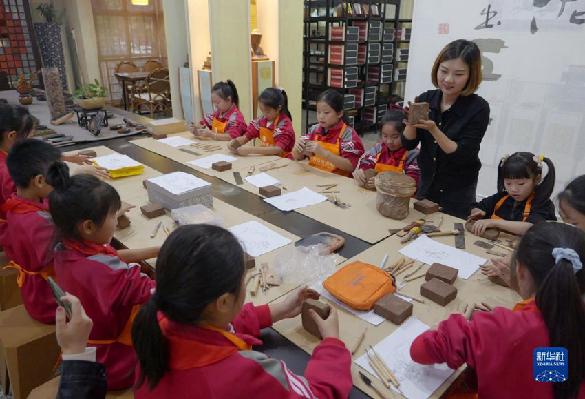 유샤오샤오 씨가 초등학생들에게 징니연 만드는 기술을 가르친다. [10월 7일 촬영/사진 출처: 신화사]