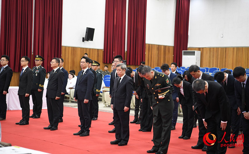 중국 측 대표가 중국인민지원군 열사 유해에 삼국궁례(三鞠躬礼)를 한다. [사진 출처: 인민망]