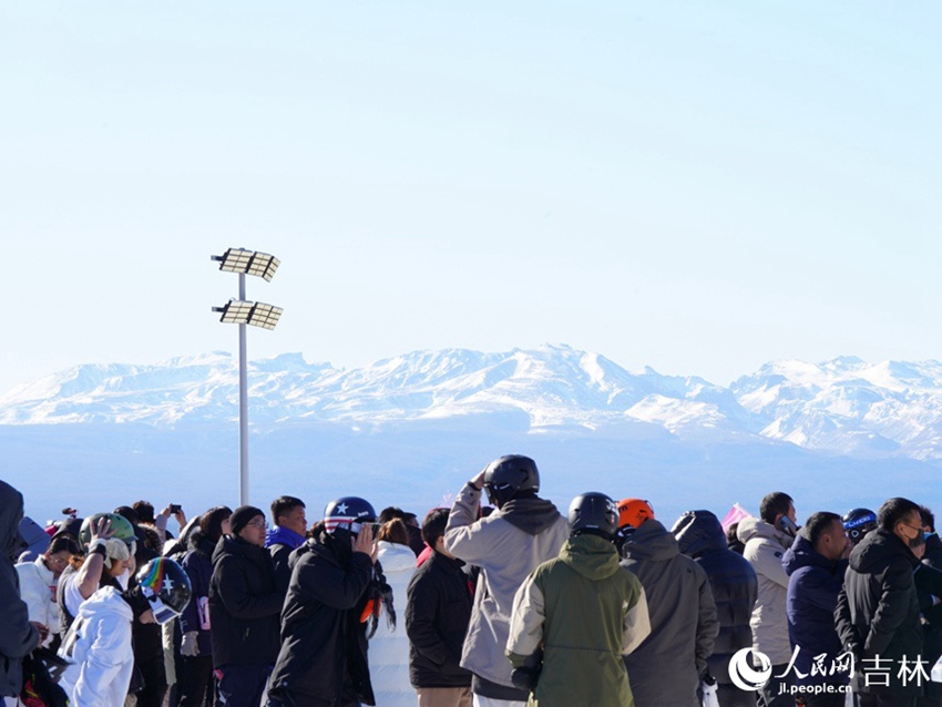 관광객들이 허핑 스키장에서 창바이산을 바라보고 있다. [11월 15일 촬영/사진 출처: 인민망]