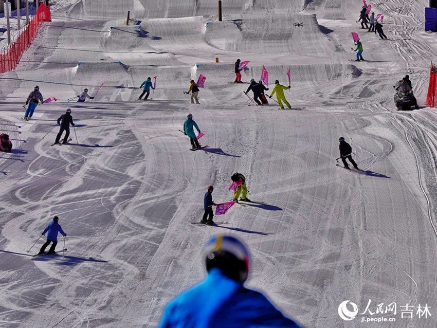 겨울 스포츠 동호인들이 허핑 스키장에서 눈 위를 달리고 있다. [11월 15일 촬영/사진 출처: 인민망]