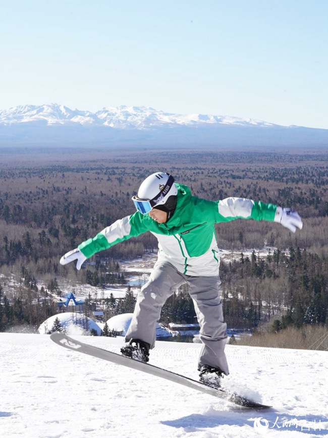 겨울 스포츠 동호인이 허핑 스키장에서 눈 위를 달리고 있다. [11월 15일 촬영/사진 출처: 인민망]