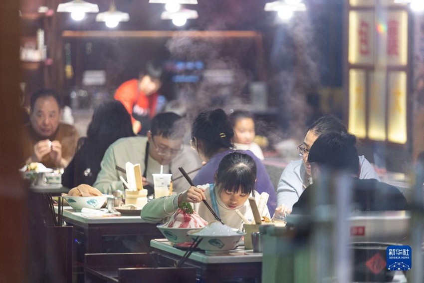 저장성 후저우시 시민들이 우싱구 아이산가도 한 식당에서 식사하고 있다. [11월 25일 촬영/사진 촬영: 이판]