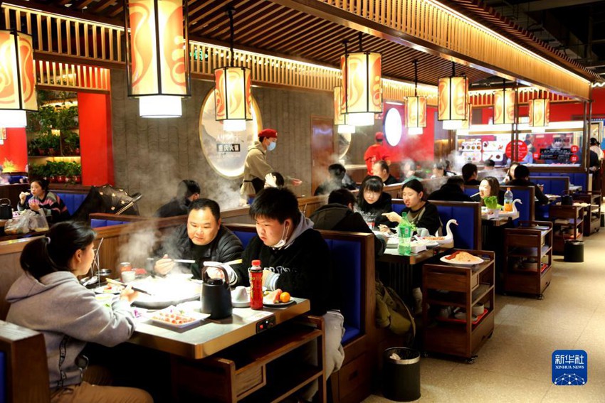 장쑤(江蘇)성 롄윈강(連雲港)시 롄윈(連雲)구의 한 훠궈 식당에서 사람들이 즐거운 식사 중이다. [11월 26일 촬영/사진 촬영: 왕춘(王春)]
