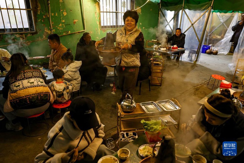 허난(河南)성 안양(安陽)시 원펑(文峰)구의 한 훠궈 식당에서 사람들이 즐겁게 식사 중이다. [11월 25일 촬영/사진 촬영: 마샤오란(麻翛然)]