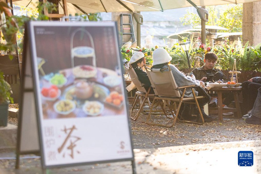 저장성 후저우시 우싱구 룽취안(龍泉)가도의 한 찻집, 관광객들이 난로 주변에 앉아 차를 마신다. [11월 25일 촬영/사진 촬영: 이판]