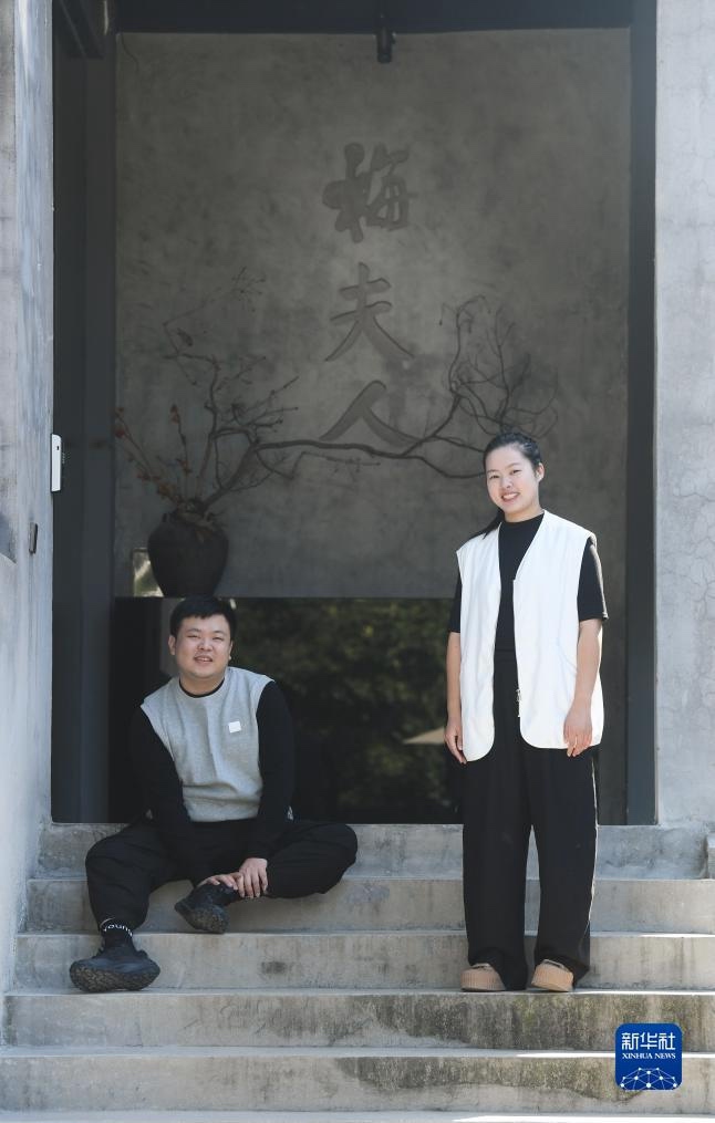 지솽쥔(왼쪽)과 지쯔메이가 작업실에서 포즈를 취하고 있다. [10월 31일 촬영/사진 출처: 신화사]