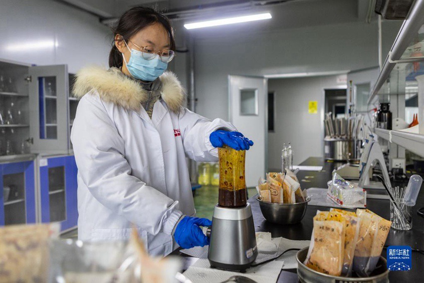 충칭시 허촨구 쥐후이(聚慧) 검증회사 작업실에서 연구원이 훠궈 소스 샘플을 제조하고 있다. [12월 5일 촬영/사진 출처: 신화사]