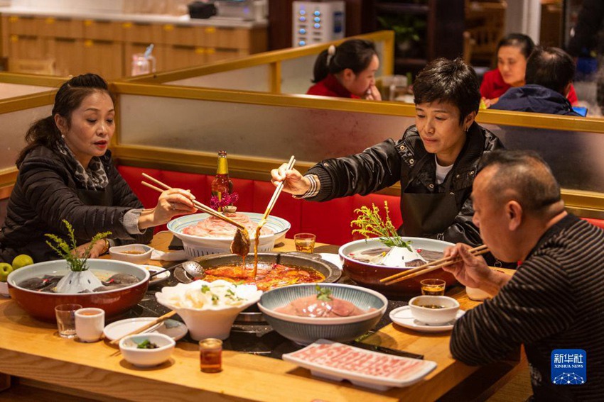 손님들이 허촨구 한 훠궈 식당에서 식사하고 있다. [12월 5일 촬영/사진 출처: 신화사]