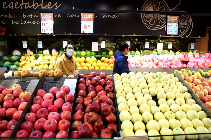 12월 9일, 소바자들이 장쑤(江蘇)성 롄윈강(連雲港)시 한 마켓에서 쇼핑하고 있다. [사진 출처: 비주얼차이나(Visual China)]