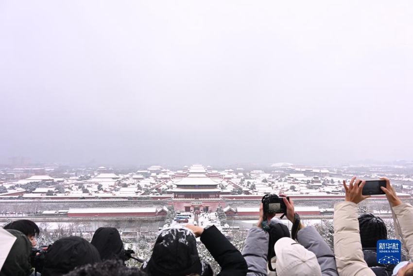 사람들이 징산(景山, 경산)에서 고궁을 촬영한다. [12월 11일 촬영/사진 출처: 신화사]
