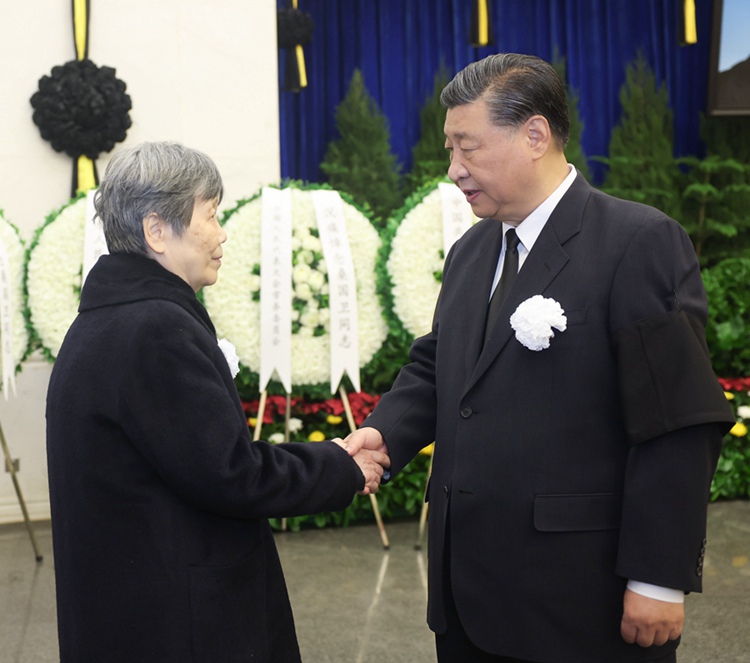 시진핑 국가주석이 쌍궈웨이 동지의 유족과 손을 잡고 깊은 위로의 뜻을 전하고 있다. [사진 출처: 신화사]