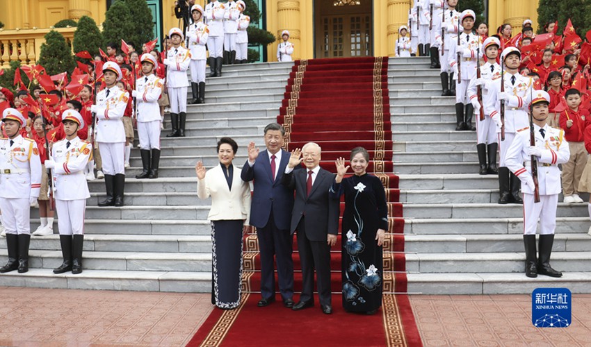 응우옌 푸 쫑 베트남 공산당 서기장은 주석궁 광장에서 시진핑 주석을 위한 성대한 환영식을 거행했다.