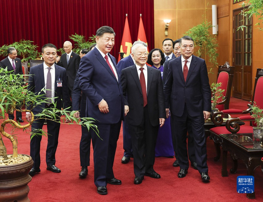 응우옌 푸 쫑 서기장은 시진핑 주석과 소규모 다과회를 가졌다. 
