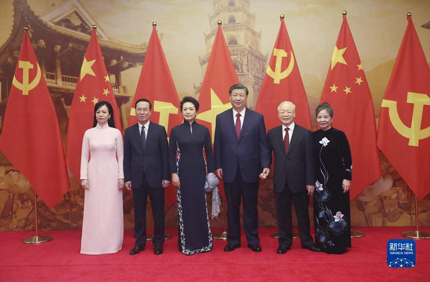 당일 저녁, 응우옌 푸 쫑 서기장 내외와 보 반 트엉 국가주석 내외가 시진핑 주석과 부인 펑리위안(彭麗媛) 여사를 위한 성대한 환영 연회를 준비했다. 
