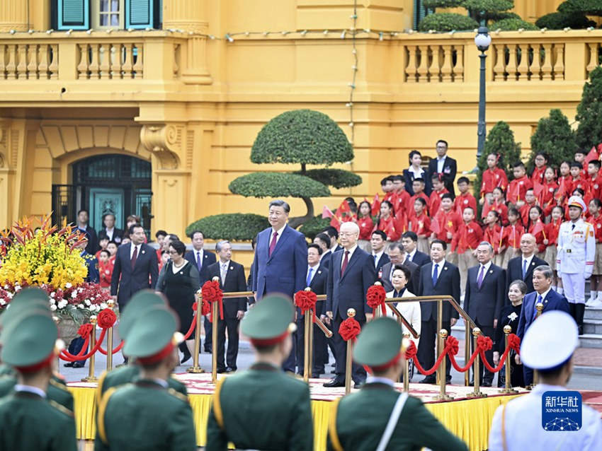 응우옌 푸 쫑 서기장은 주석궁 광장에서 시진핑 주석을 위한 성대한 환영식을 거행했다. 