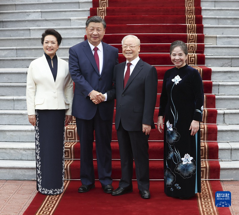 응우옌 푸 쫑 서기장은 주석궁 광장에서 시진핑 주석을 위한 성대한 환영식을 거행했다.