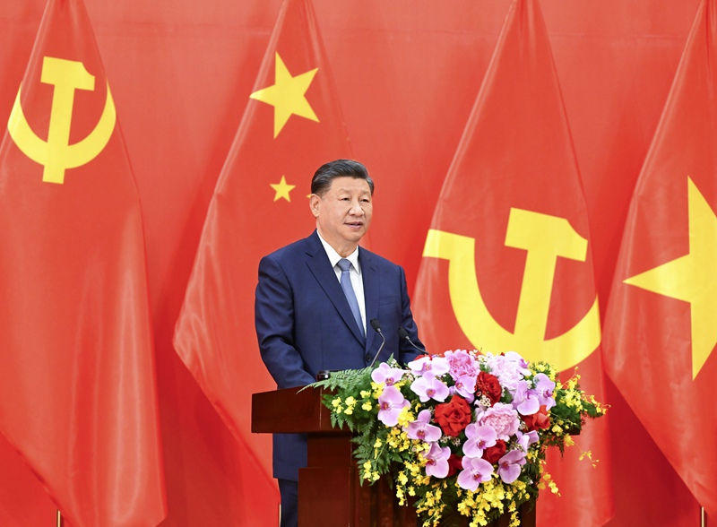 시진핑 주석이 ‘전통적인 우의를 계속 이어가 중국-베트남 운명공동체 건설의 새로운 여정을 열자’라는 제목으로 연설을 하고 있다. 