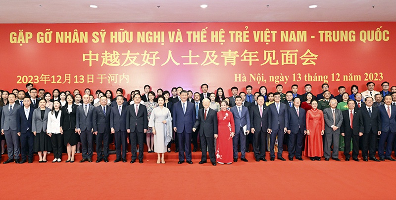 시진핑 주석 부부, 응우옌 푸 쫑 베트남 공산당 중앙위원회 서기장 부부가 양국 청년 및 우호인사 대표들과 기념 사진을 촬영하고 있다.